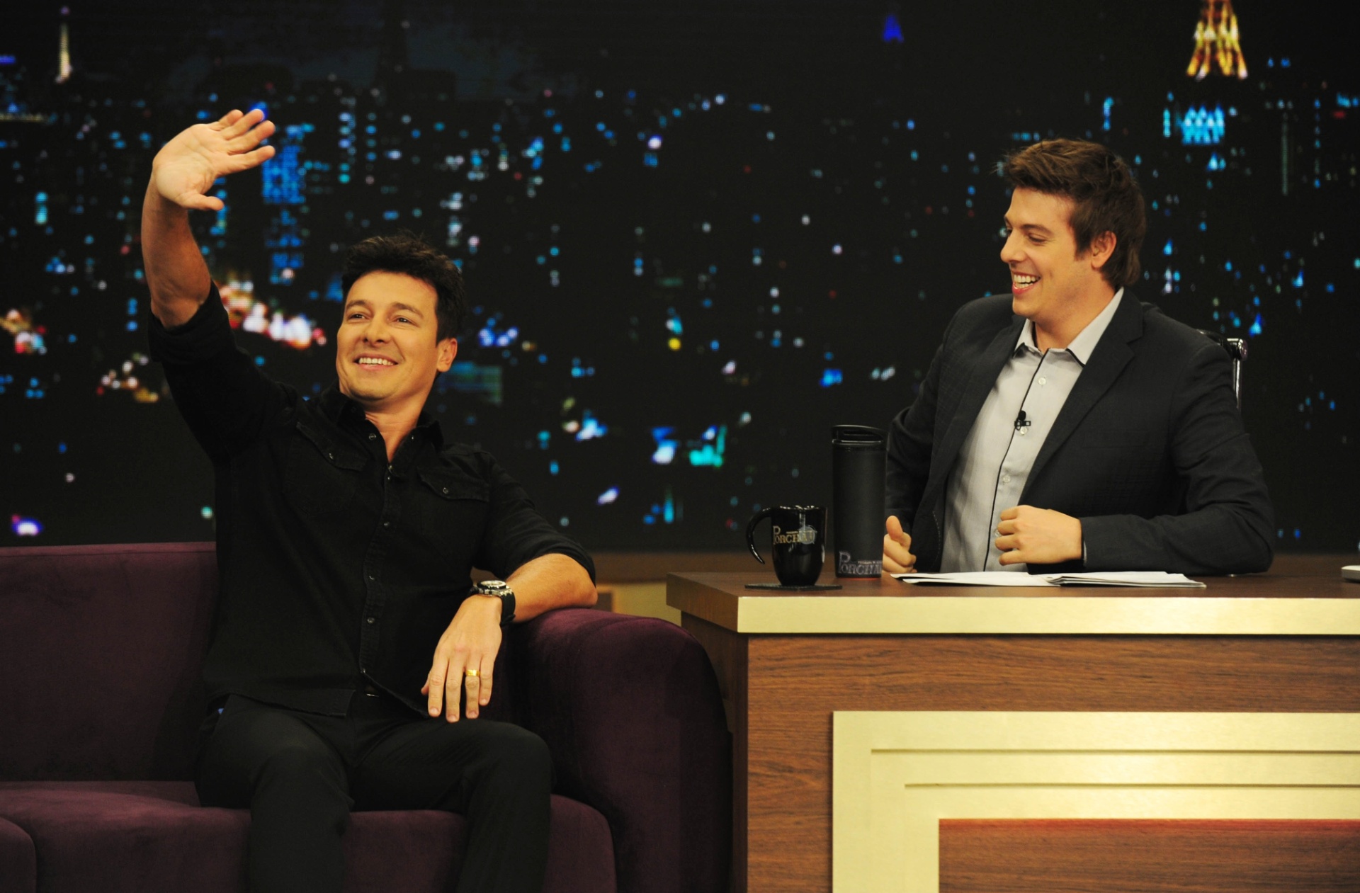 Rodrigo Faro é entrevistado por Fábio Porchat. Os dois brincam, tiram fotos e arrancam gargalhadas do público - Junior Lago/UOL