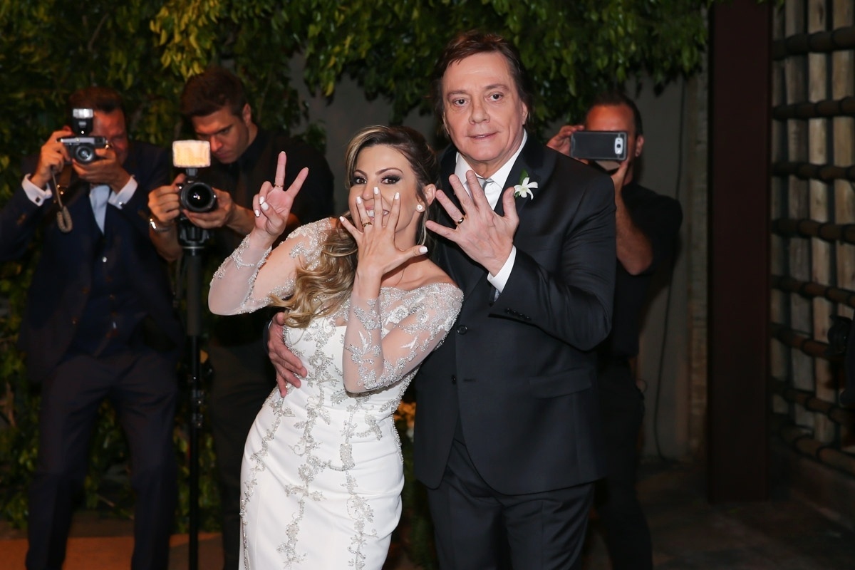 21.nov.2016 - Fernanda Pascucci faz o sete com as mãos após se casar com Fábio Jr. em São Paulo - Manuela Scarpa/Brazil News
