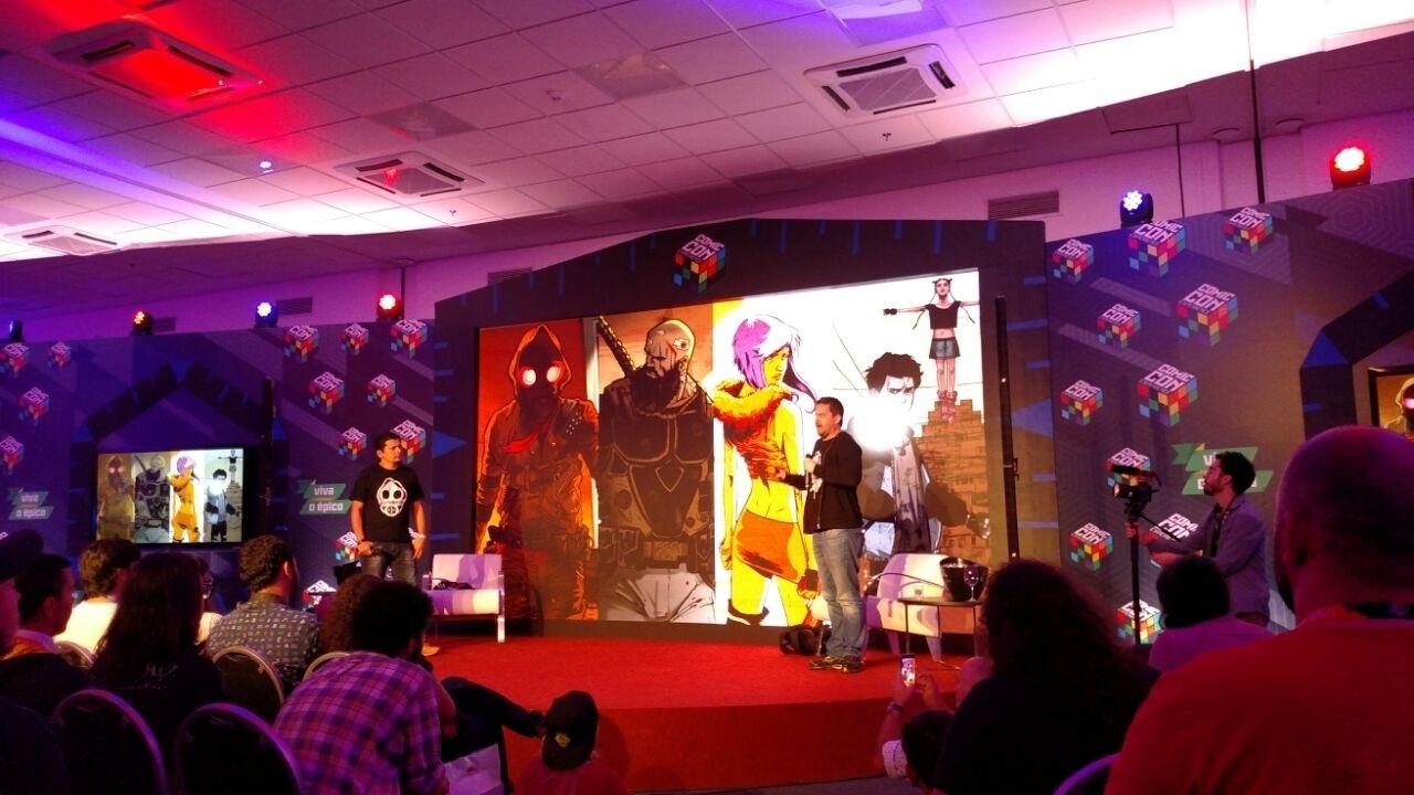 3.dez.2016 - O quadrinista carioca Luciano Cunha (esq.) e o produtor Gabriel Wainer apresentam na CCXP os projetos de adaptação da HQ "O Doutrinador", um super-herói 100% nacional - Renata Nogueira/UOL