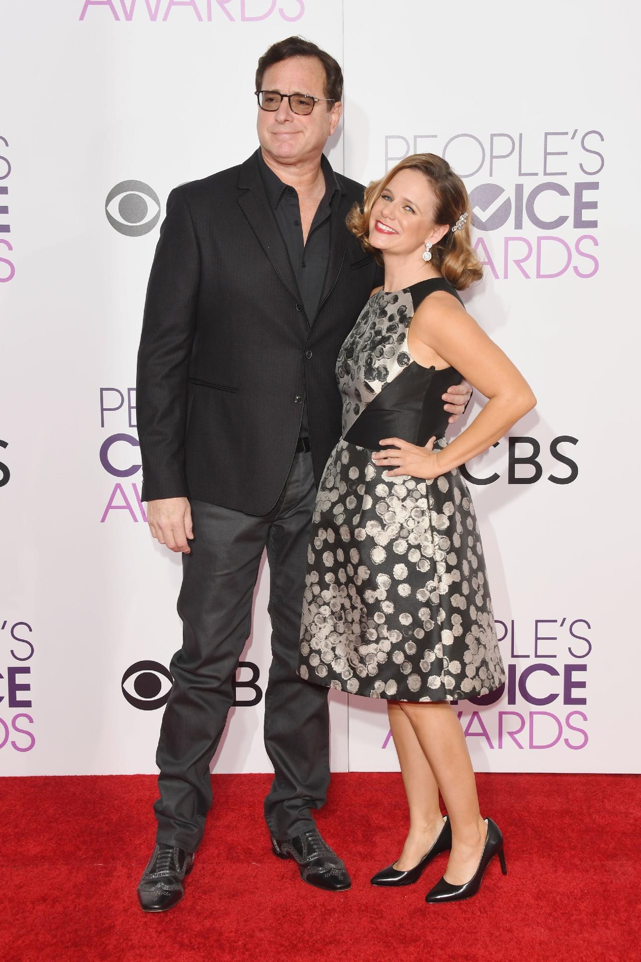 18.jan.2017 - Bob Saget e Andrea Barber, atores de "Tr?s é Demais", posam no tapete vermelho do People's Choice Awards - Alberto E. Rodriguez/Getty Images/AFP