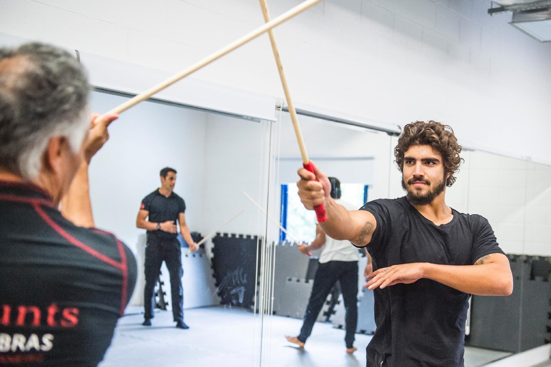 Preparação do elenco de "Novo Mundo": Caio Castro, que viverá Dom Pedro I, na novela das seis, faz aulas de luta com espada - Divulgação/TV Globo