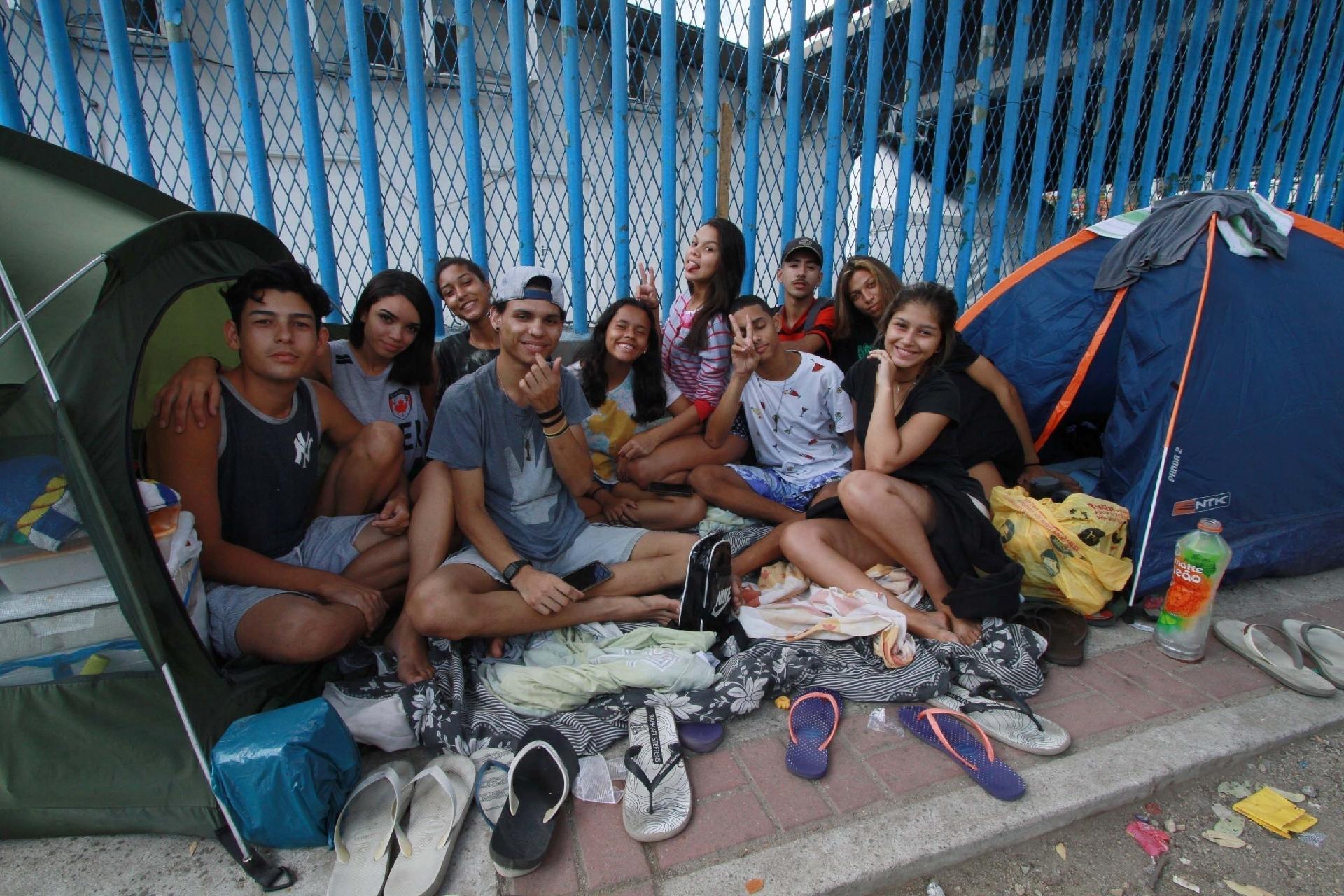 Fãs acampam na Praça da Apoteose, no Rio de Janeiro, onde Justin Bieber se apresenta no dia 29 de março - JOSE LUCENA/FUTURA PRESS/ESTADÃO CONTEÚDO