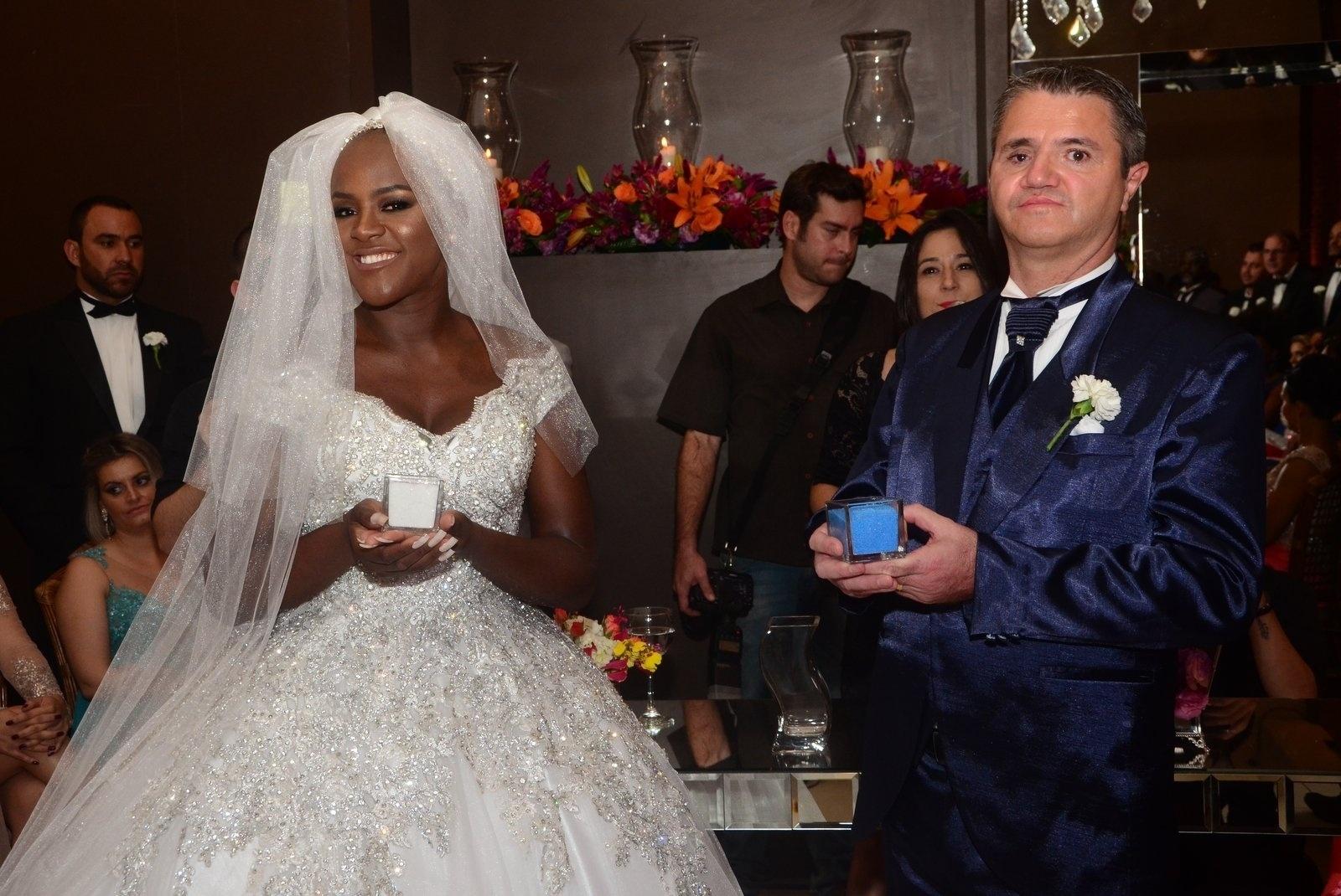 Ex-BBB Angélica Ramos e o noivo, o empresário francês Laurent Mougeot, exibem as alianças durante cerimônia avaliada em R$ 200 mil em igreja de São Paulo - Eduardo Martins/AgNews