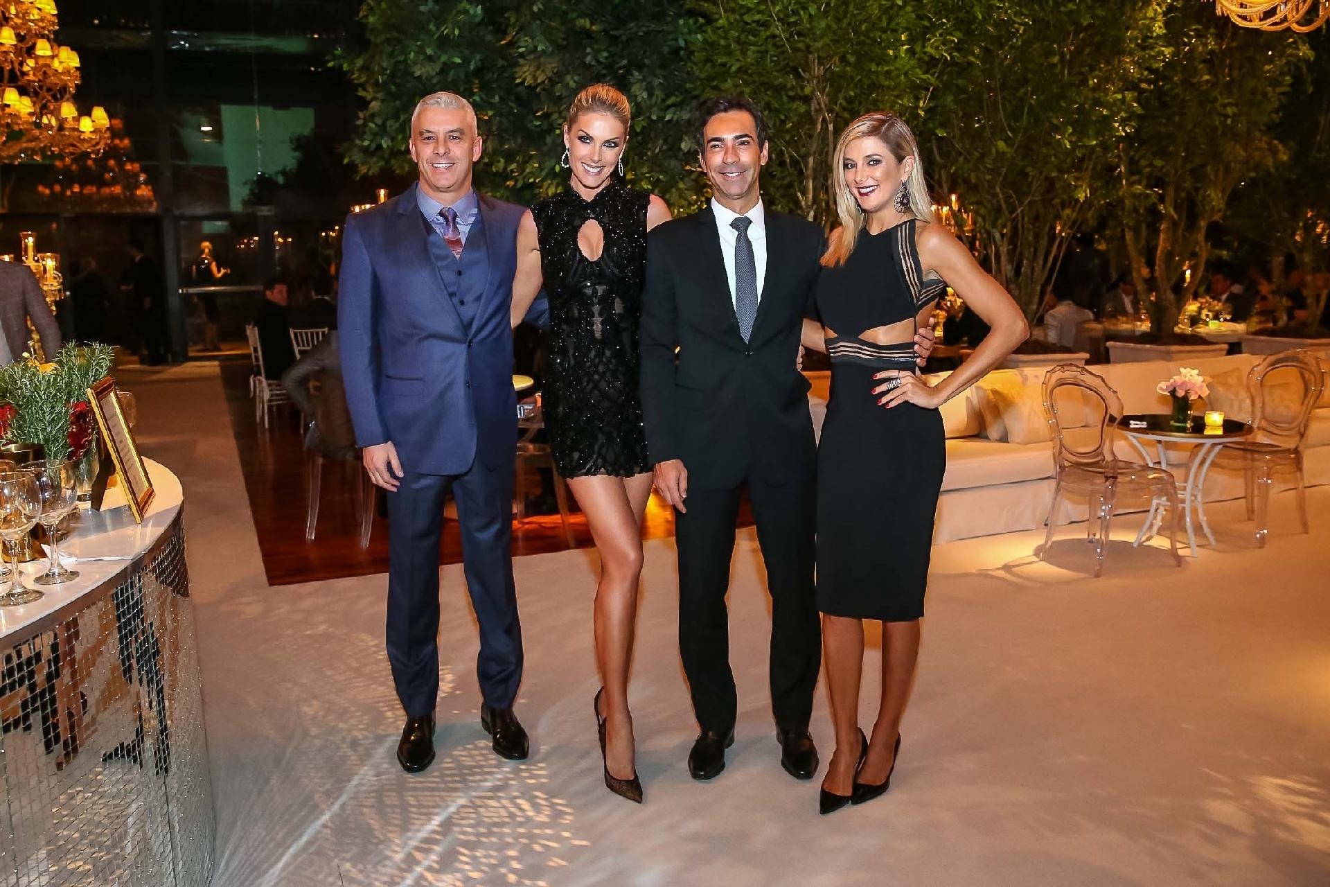 Ana Hickmann e o marido, Alexandre Correa, posam com Cesar Tralli e Ticiane Pinheiro na festa de 15 anos da marca de óculos da apresentadora e modelo, em São Paulo - Raphael Castello/AgNews