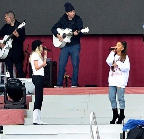 Miley Cyrus e Ariana Grande ensaiam para show neste domingo para ajudar vítimas do ataque em Manchester - Reprodução