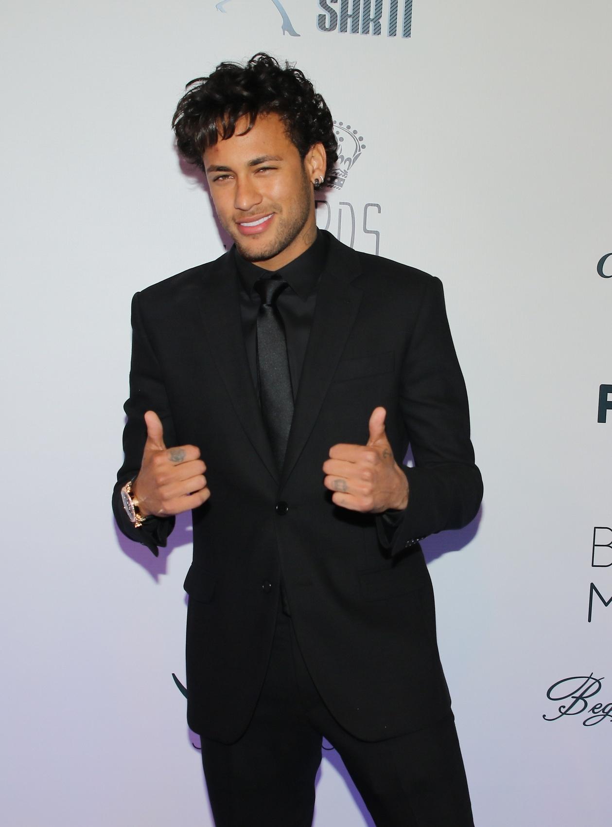 Com penteado novo e sem aliança, Neymar comparece ao leilão do Instituto Neymar em São Paulo - Manuela Scarpa, Iwi Onodera e Cláudio Augusto/Brazil News