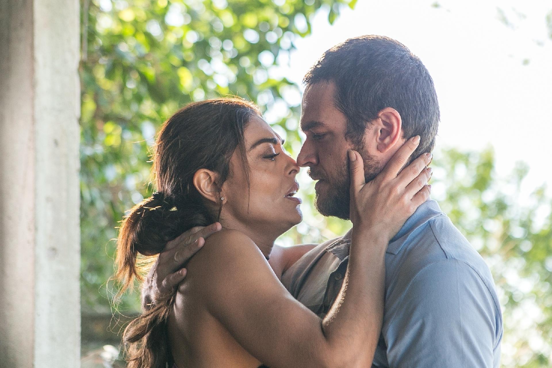 Bibi (Juliana Paes) ajuda Rubinho (Emilio Dantas) a fugir da prisão em "A Força do Querer" - Raquel Cunha/TV Globo