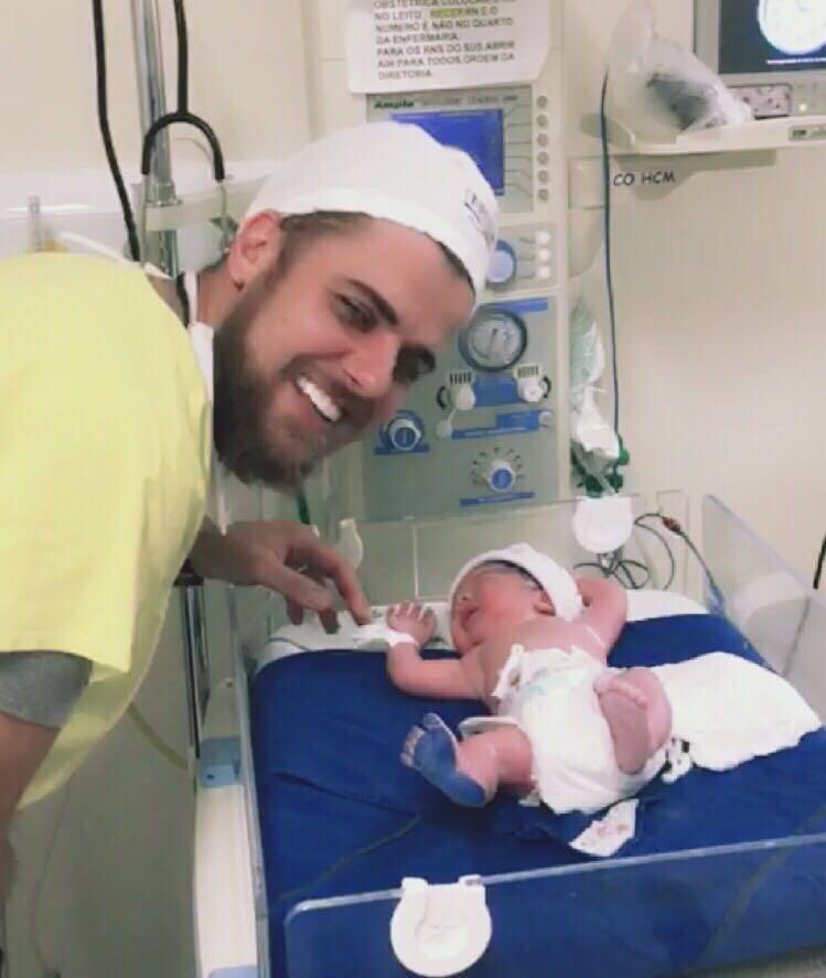 O sertanejo Zé Neto posa com José Filho, seu primeiro filho - Divulgação