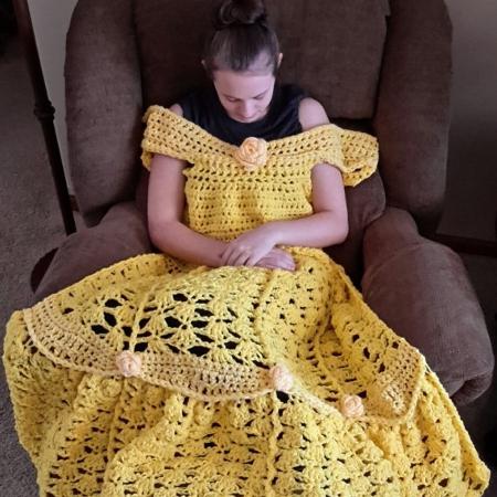 Mulher ensina como fazer um cobertor de princesa - Reprodução