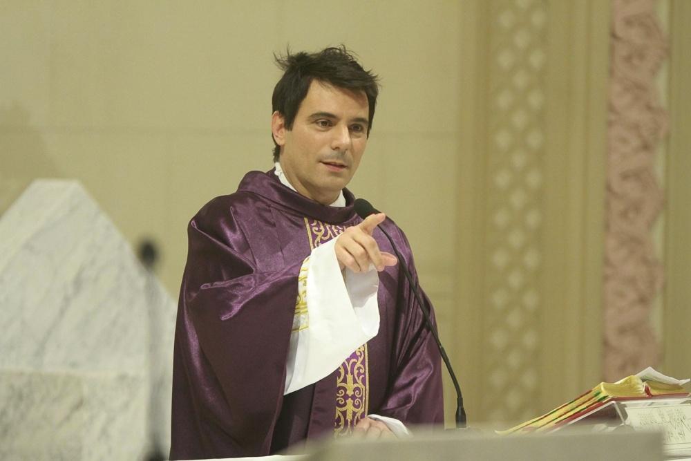 Filhos de Marcelo Rezende choram em missa de sétimo dia do jornalista, nesta sexta-feira (22), em São Paulo - Amauri Nehn/Brazil News