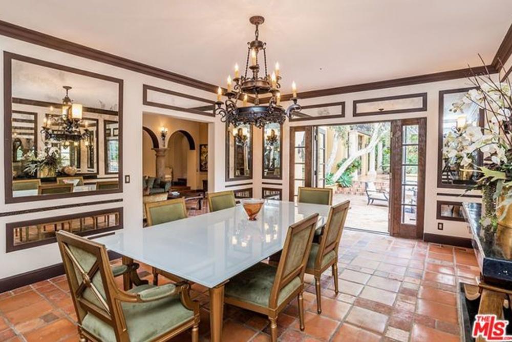 A sala de jantar da propriedade, que também já pertenceu ao ator Charlie Sheen - Divulgação Imobiliária TheMLS/Trulia.com
