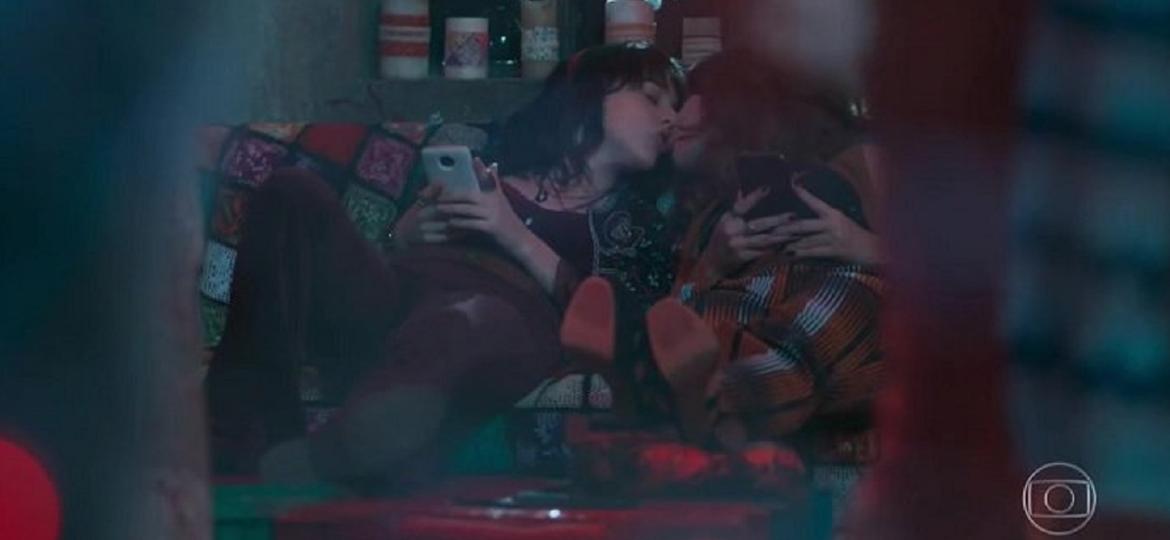 Lica beija Samantha em "Malhação", depois de descobrirem afinidades em um aplicativo - Reprodução/TV Globo