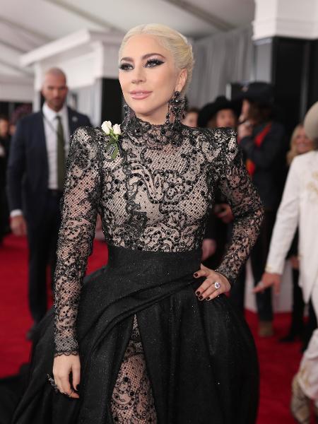 Lady Gaga comparece ao Grammy 2018 usando uma rosa branca para protestar contra o assédio - Christopher Polk/Getty Images for NARAS
