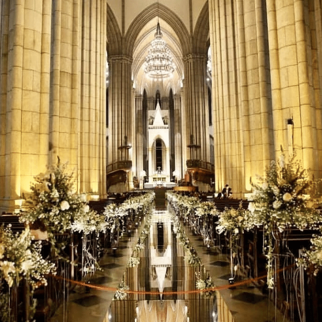 Nada de tapete vermelho: o caminho da noiva até o altar contou com superfície iluminada, que lembrava um espelho  - Reprodução/Instagram