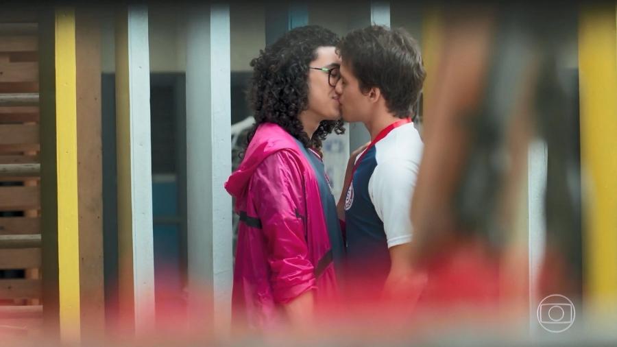 Michael e Santiago se beijam em "Malhação: Vidas Brasileiras" - Reprodução/TV Globo
