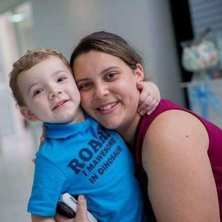 Miguel, 6, e a mãe Fernanda, 30; a autônoma fez apelo no Facebook e desconhecido a ajudou - Arquivo Pessoal