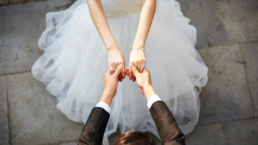 Casal participará da primeira cerimônia de casamento civil feita por meio de videoconferência - Getty Images