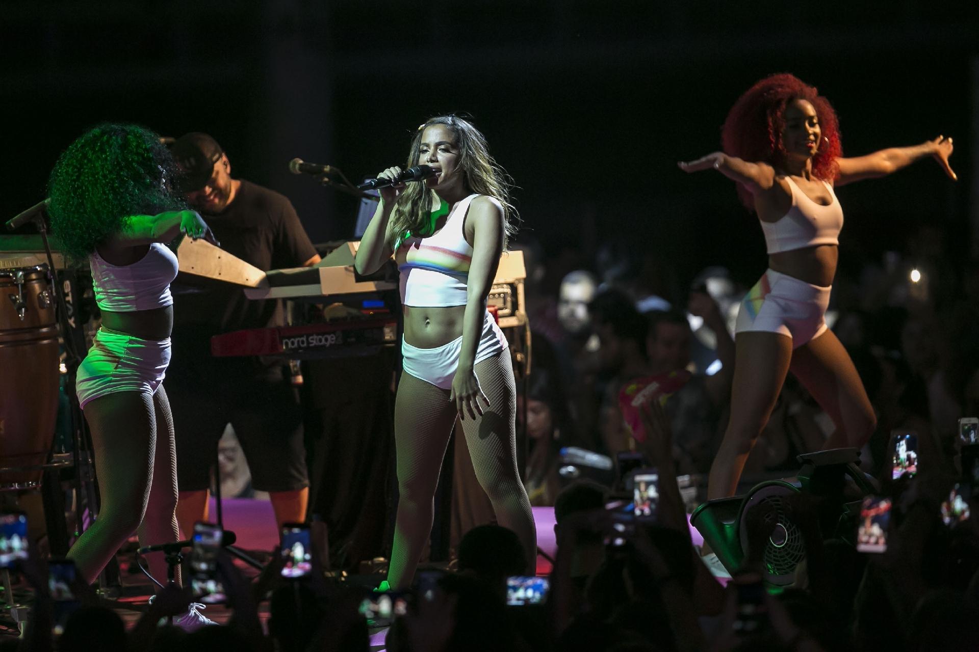 Anitta homenageia Mariah Carey no primeiro ensaio do "Bloco das Poderosas", no Jockey Club na Gávea neste domingo (20) e explicou o figurino "O tema do meu carnaval esse ano é "vale a pena ver de novo". Hoje estou vestida da minha diva @mariahcarey no seu CD 'Rainbow'" - Bruna Prado/UOL