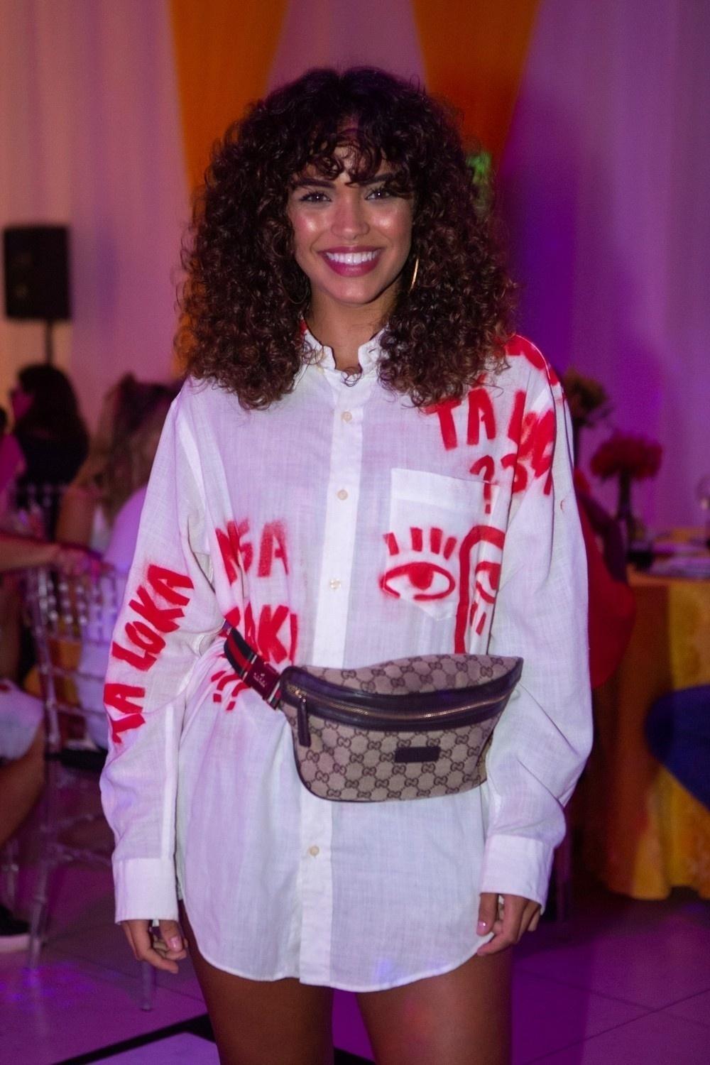 Giovana Cordeiro foi toda estilosa assistir ao primeiro capítulo da trama - Fabiano Battaglin/Gshow