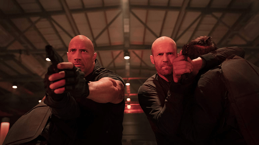 The Rock e Jason Statham em cena de Velozes & Furiosos: Hobbs & Shawn - Reprodução