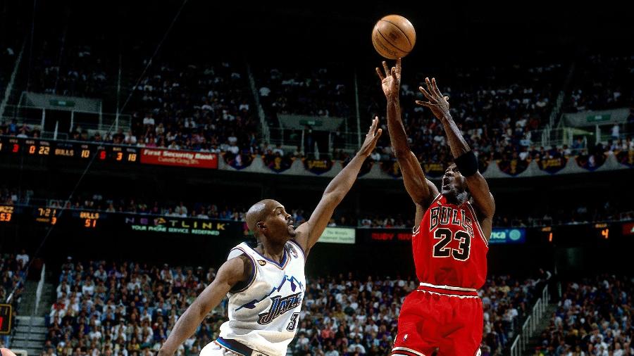 Michael Jordan em ação na NBA pelo Chicago Bulls com a camisa 23  - NBAE / Getty Images