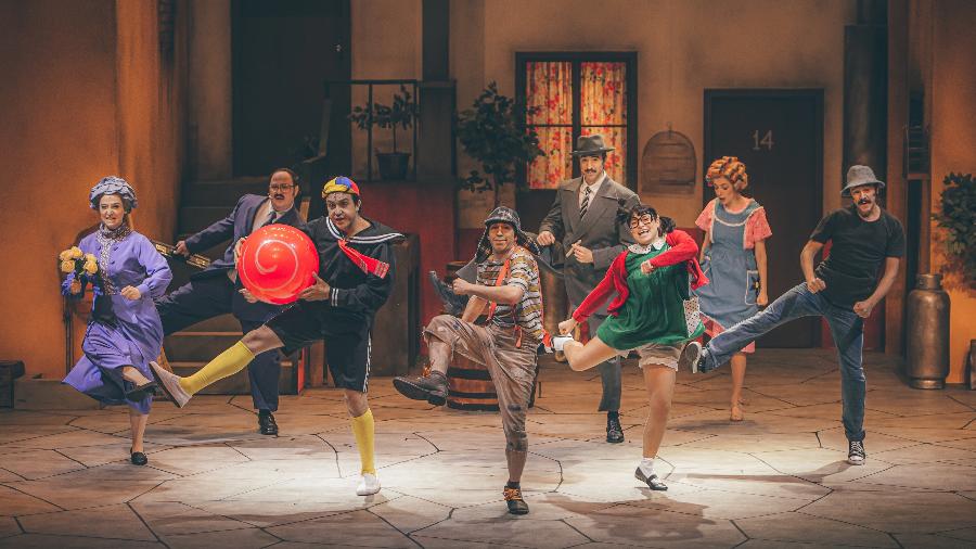 Atores em cena de Chaves - Um Tributo Musical, que reproduz fielmente vila do seriado mexicano - Stephan Solon/Divulgação