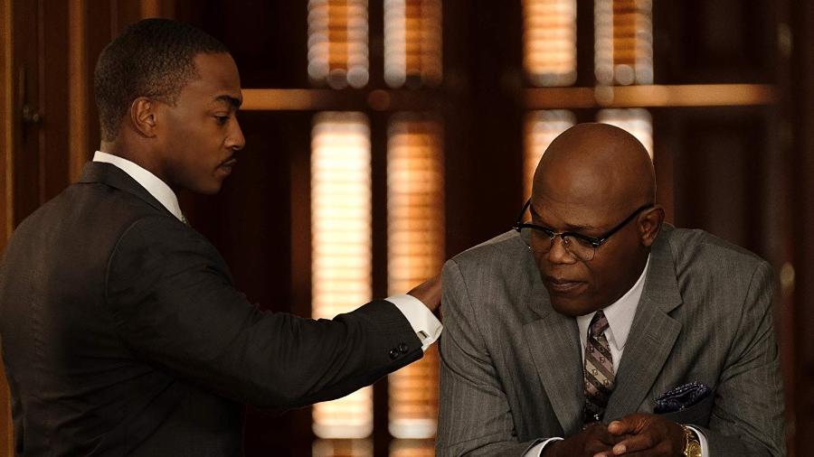 Anthony Mackie e Samuel L. Jackson em cena de The Banker, da Apple - Divulgação/IMDb
