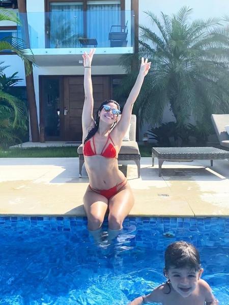 Carol Castro com a filha Nina, na piscina - Reprodução/ Instagram