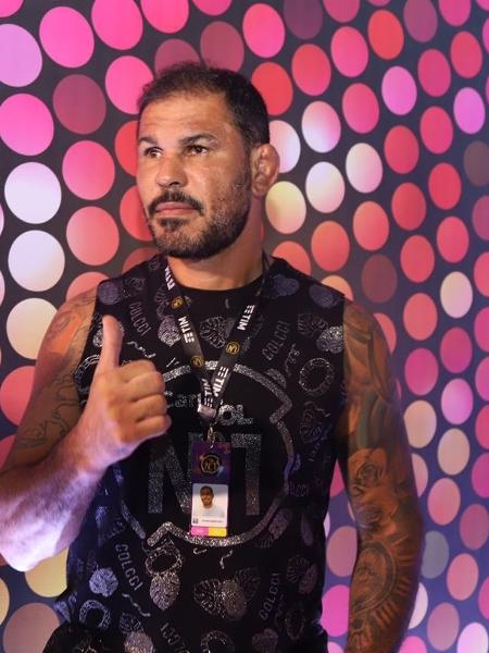 Lutador de UFC Minotauro chega para aproveitar o Camarote CarnaUOL N1, na Sapucaí