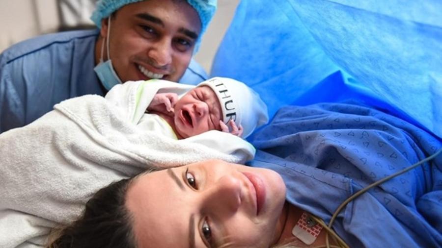 Kauan e Sarah no nascimento do filho - Reprodução/Katia Rocha