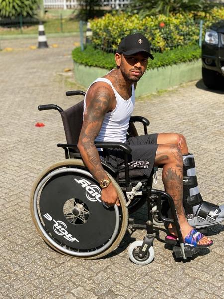 Nego do Borel usa cadeira de rodas na recuperação do acidente de moto - Reprodução/Instagram