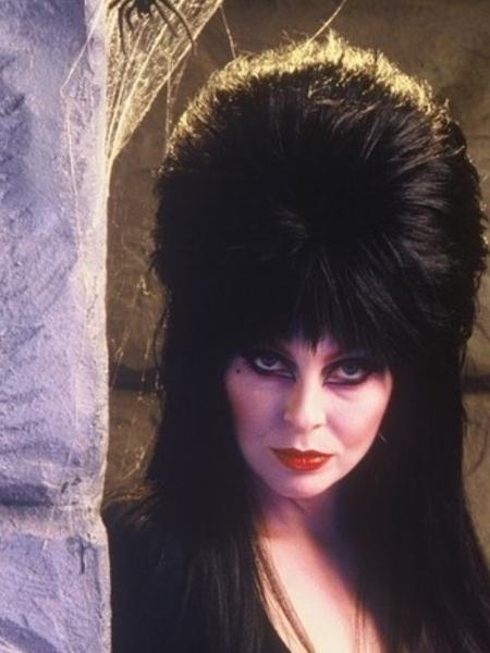Cassandra Peterson reviveu "Elvira, a Rainha das Trevas" para fazer uma paródia com a data na pandemia - Reprodução/Instagram