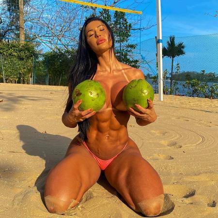 Gracyanne Barbosa em pose na praia  - Reprodução/Instagram