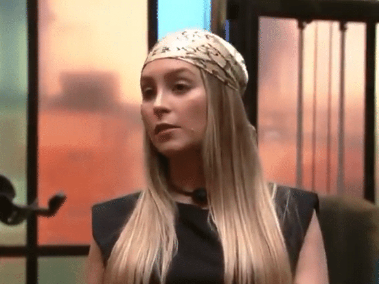 Desce: Carla Diaz reclama de banheiros e aponta: 'Chucrute não fez bem'