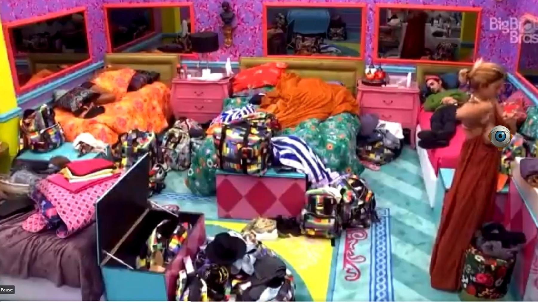 BBB 21: Kerline deixa os seios de fora - Reprodução/Globoplay