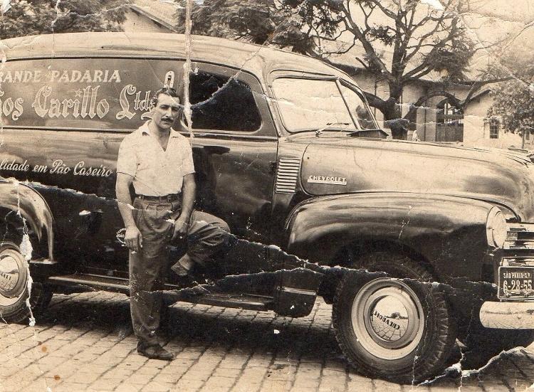 Foto antiga da família Carillo: o uso do termo 'pão caseiro' tem um porquê