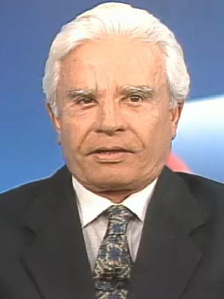 Cid Moreira apresetando o 'Jornal Nacional' em 1994, dois anos antes de deixar a bancada do telejornal