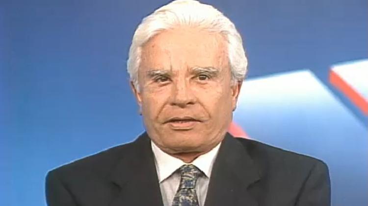 Cid Moreira apresetando o 'Jornal Nacional' em 1994, dois anos antes de deixar a bancada do telejornal