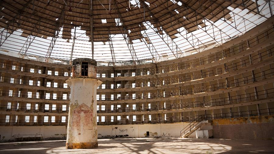 Detalhe para a torre de vigilância central com a visão para todas as celas do complexo - Paoloarsie/Getty Images/iStockphoto
