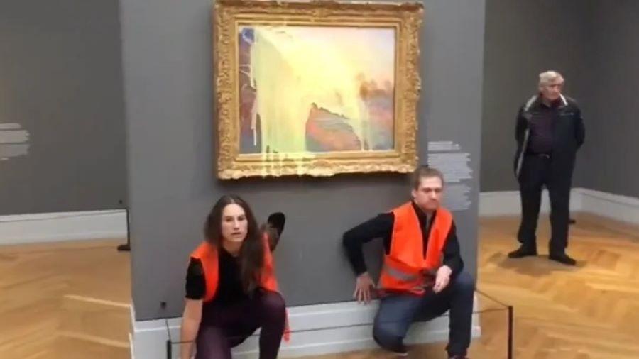 Ativistas atacam quadro de Monet com purê de batatas - Reprodução