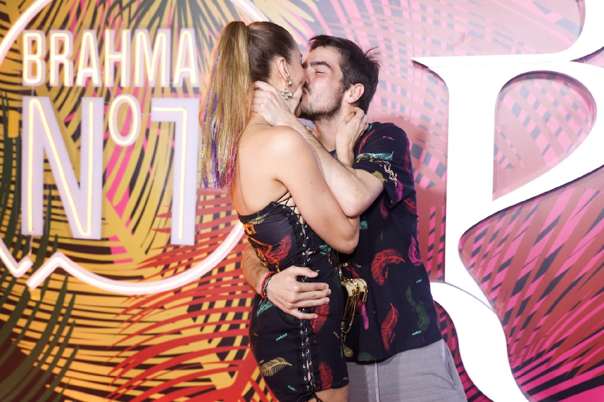 João Guilherme Silva e Schynaider Moura trocam beijos no Camarote Nº1 na Sapucaí - Lucas Ramos / Brazil News