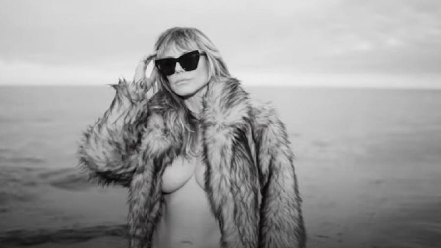 Heidi Klum faz clipe sensual em praia 