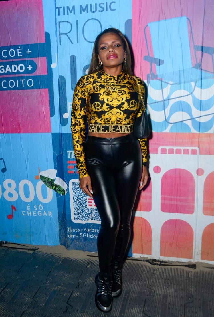 A modelo e rainha de bateria Quitéria Chagas chega ao Tim Music, no Rio