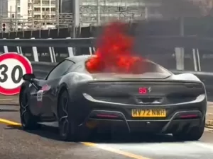 Evento com mais de cem Ferraris vira pesadelo após incêndio e acidentes