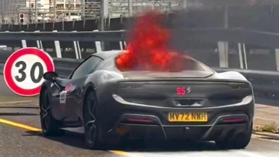 Ferrari pega fogo em evento na Itália