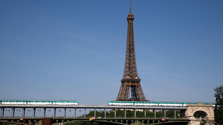 Vista para a Torre Eiffel e da ponte Bir-Hakeim