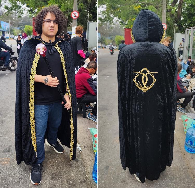 Hector, 29, exibe seu mongmongie, o maior que existe, na fila do show do Dreamcatcher