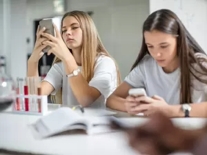 Senado aprova projeto que proíbe celular na sala de aula