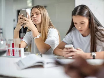 Sem celular nas escolas? O que podemos esperar de nova lei em 2025