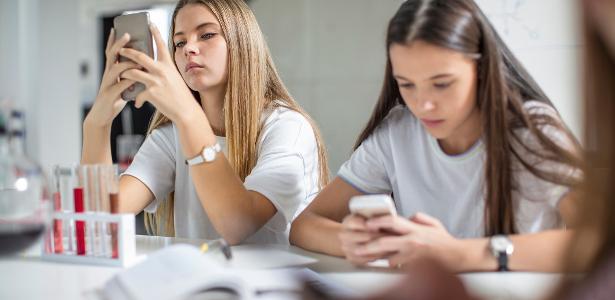 Cortella: Tirar celular dos alunos não pode ficar só a cargo do professor